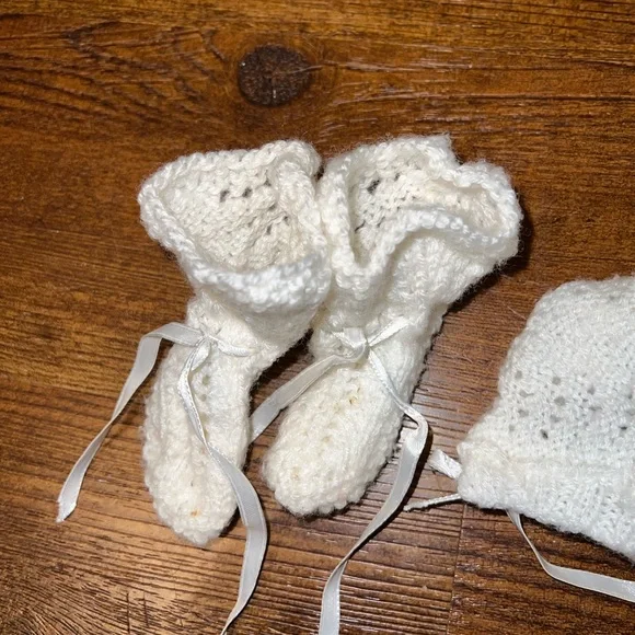 Vintage White Crochet Knit Baby Bonnet and Booties Set - Picture 3 of 9